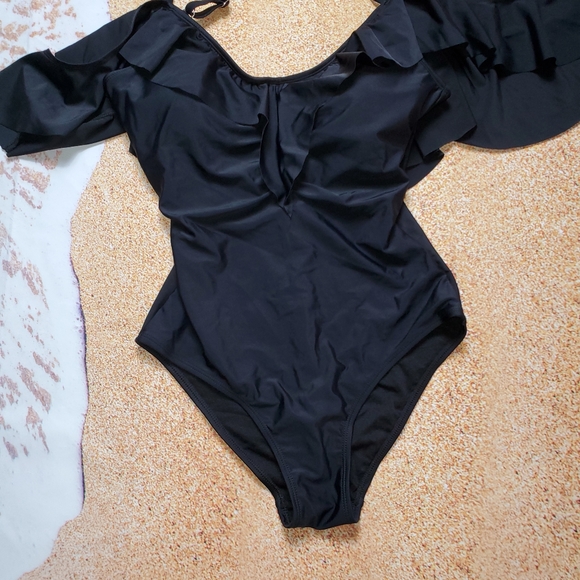 Ruffled Cold Shoulder OnePiece Swimsuit NICOLE MILLER - Picture 6 of 10